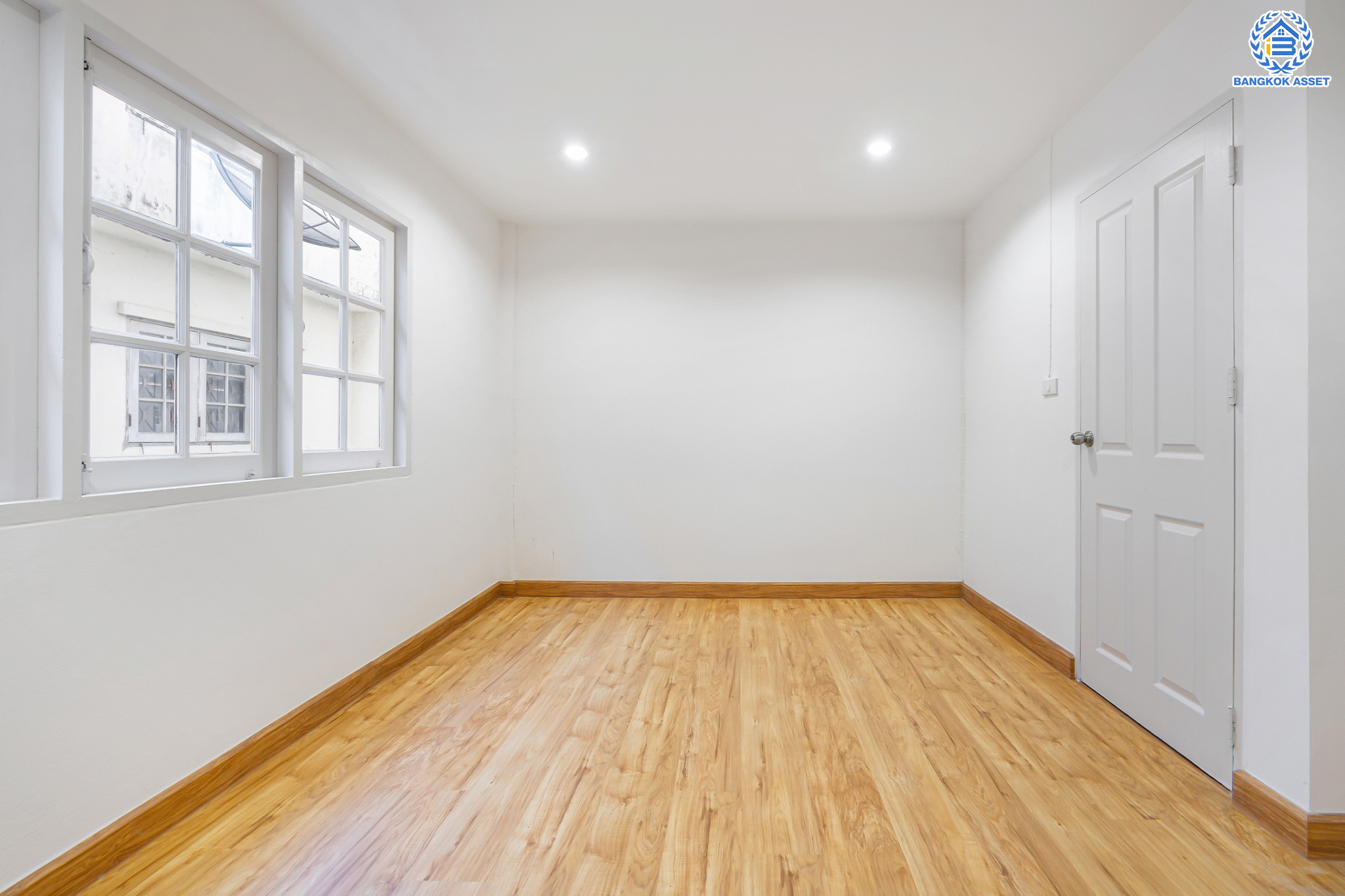 ทาวน์เฮ้าส์มือสองนนทบุรี ม.สรานนท์ ติวานนท์-ปากเกร็ด ทาวน์เฮ้าส์ 3ชั้นครึ่ง เนื้อที่ 18 ตร.ว. ฟังก์ชัน 4 ห้องนอน 3 ห้องน้ำ จอดรถได้ 2 คัน พร้อม Living Room กว้างขวาง บนทำเลติดถนนติวานนท์ ใกล้เซ็นทรัลแจ้งวัฒนะ และรถไฟฟ้าสายสีชมพู "สถานีแยกปากเกร็ด"